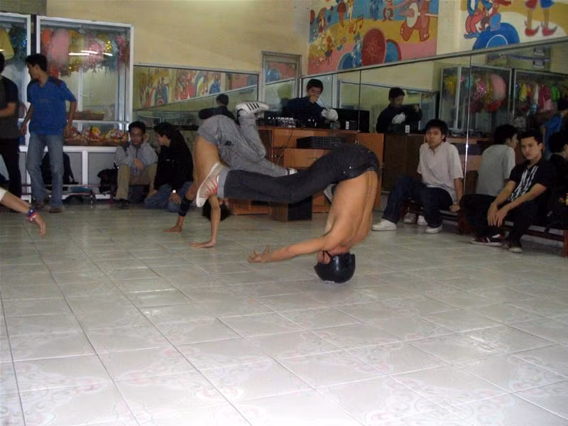 10 tuổi đã nghiền Hip - hop Minh Hoàng (nhóm Halley): Nổi nhạc lên! Những chàng trai đam mê Hip - hop Chiều nào họ cũng tập ở sân vận động... vỉa hè "Đại bản doanh" của nhóm BigToe Hip - hop đâu cứ phải... mày râu