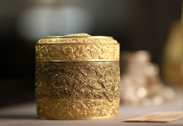 Rồng trang trí trên hộp đựng trầu bằng vàng (triều Nguyễn, niên hiệu Minh Mệnh, 1820-1841)