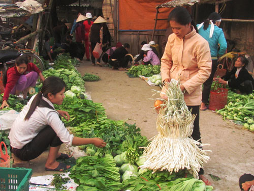 Trước khi ra về, nhiều người còn tranh thủ mua luôn rau, thức ăn… chuẩn bị cho bữa trưa.