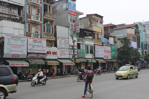 Hàng chục phòng khám tư chen vai sát cánh ngay đối diện Bệnh viện Bạch Mai, Hà Nội