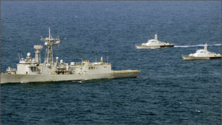 Tàu hộ tống USS Vandegrift (FFG 48) của Mỹ và tàu tuần tra Campuchia trong một đợt tập trận chung (Ảnh: U.S. Navy)