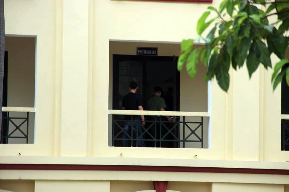 18 cán bộ, giám khảo nâng điểm môn Ngữ văn cho thí sinh ở Hòa Bình ảnh 2