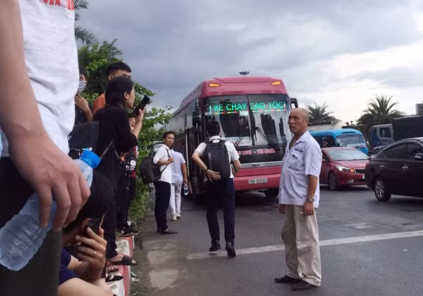Tài xế bất chấp đón khách trước mặt CSGT ngày đầu nghỉ lễ 2/9 ảnh 5