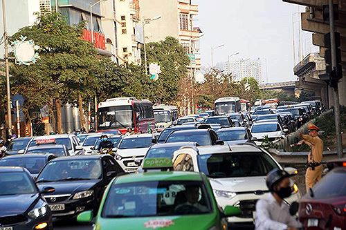 CSGT cảnh báo 'điểm đen' ùn tắc khi người dân về quê nghỉ lễ ảnh 2