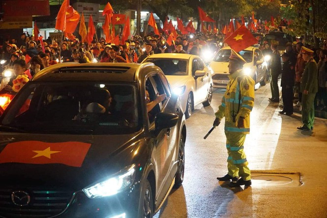 Hàng nghìn cảnh sát 'trực chiến' chống đua xe trận Việt Nam - Thái Lan ảnh 1