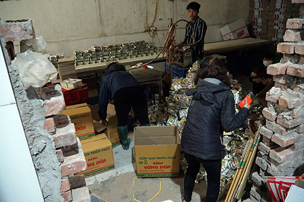 'Mục kích' cơ sở sản xuất bánh kẹo bẩn ở Hà Nội ngày cận Tết ảnh 2