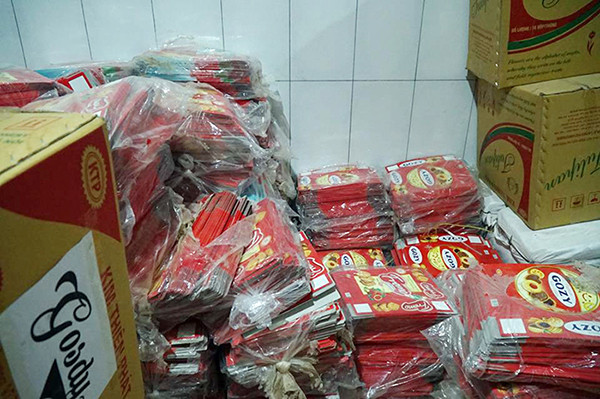 'Mục kích' cơ sở sản xuất bánh kẹo bẩn ở Hà Nội ngày cận Tết ảnh 6