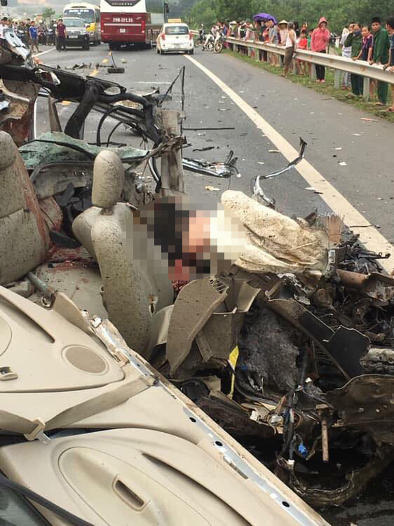 Ôtô 4 chỗ đối đầu xe tải trên cao tốc Hòa Bình, tài xế tử vong ảnh 1