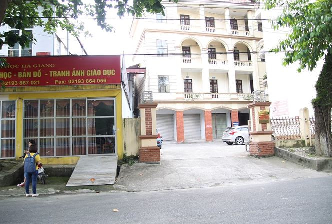 Phó chủ tịch tỉnh Hà Giang tới tham dự phiên xử vụ gian lận thi ảnh 10