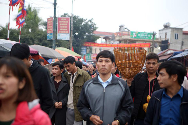 Hàng vạn du khách đổ về chợ Viềng, giao thông kẹt cứng ảnh 4