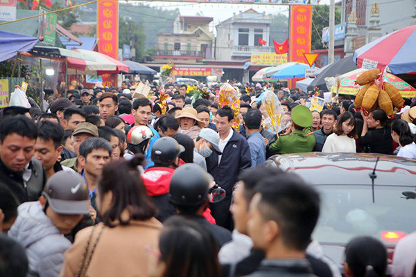 Hàng vạn du khách đổ về chợ Viềng, giao thông kẹt cứng ảnh 2