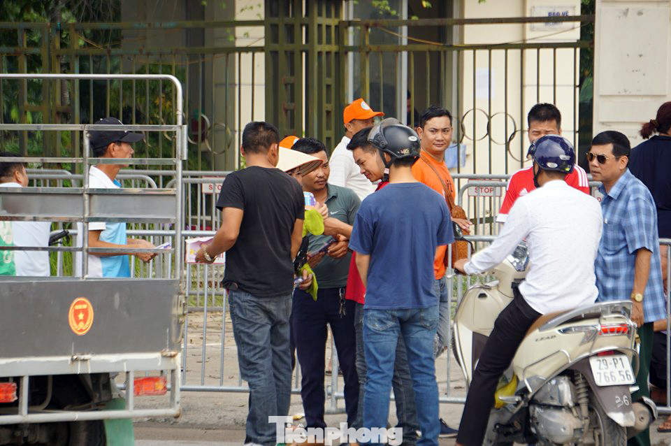 Vài tiếng trước trận Việt Nam-Malaysia, vé 'chợ đen' vẫn bị hét giá tiền triệu ảnh 5