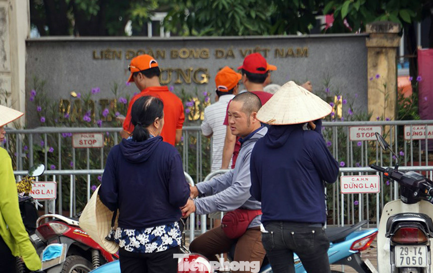 Vài tiếng trước trận Việt Nam-Malaysia, vé 'chợ đen' vẫn bị hét giá tiền triệu ảnh 6
