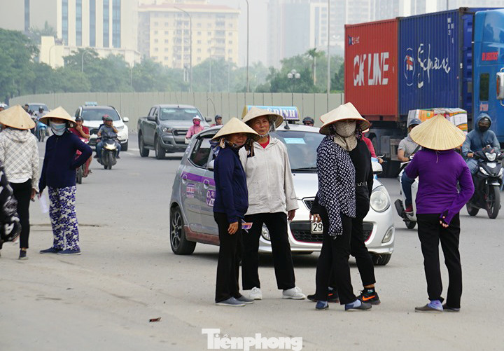 Vài tiếng trước trận Việt Nam-Malaysia, vé 'chợ đen' vẫn bị hét giá tiền triệu ảnh 2
