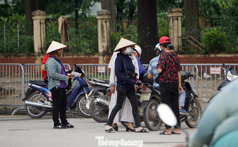 Vài tiếng trước trận Việt Nam-Malaysia, vé 'chợ đen' vẫn bị hét giá tiền triệu ảnh 3
