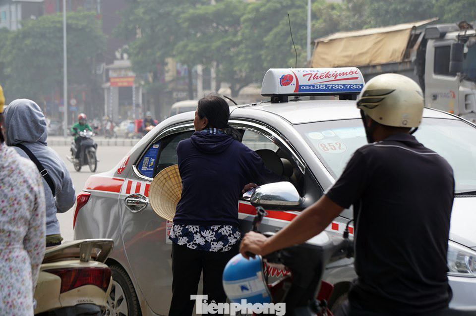 Vài tiếng trước trận Việt Nam-Malaysia, vé 'chợ đen' vẫn bị hét giá tiền triệu ảnh 4