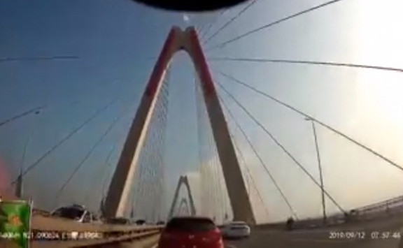 Tước bằng lái của nữ tài xế không nhường đường xe cảnh sát làm nhiệm vụ ảnh 1