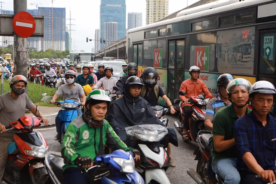Tài xế bất chấp đón khách trước mặt CSGT ngày đầu nghỉ lễ 2/9 ảnh 10