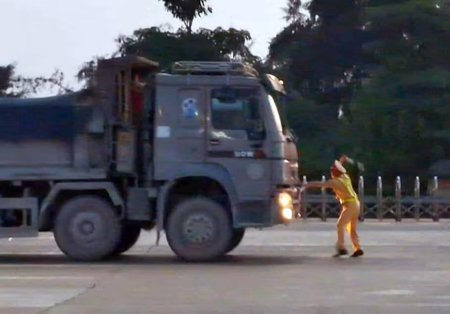 Tài xế gọi điện 'cầu cứu' khi bị CSGT phát hiện chở quá tải ảnh 5