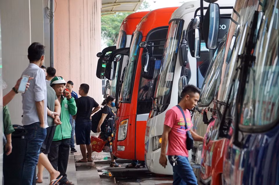 Tài xế bất chấp đón khách trước mặt CSGT ngày đầu nghỉ lễ 2/9 ảnh 3