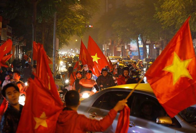 Xử lý 6 cò vé chuyên nghiệp trước giờ bóng lăn trận Việt Nam - Malaysia ảnh 2