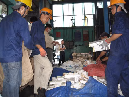  Tiêu hủy thuốc lá ngoại nhập lậu. Ảnh: M.T.