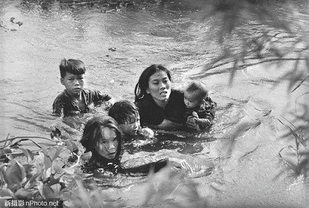 1965: Một người mẹ đang cùng các con bơi qua sông để thoát khỏi cuộc ném bom của những máy bay Mỹ