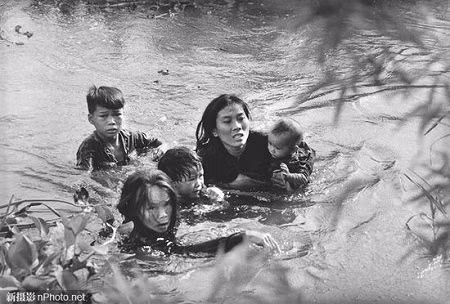 1965: Một người mẹ đang cùng các con bơi qua sông để thoát khỏi cuộc ném bom của những máy bay Mỹ