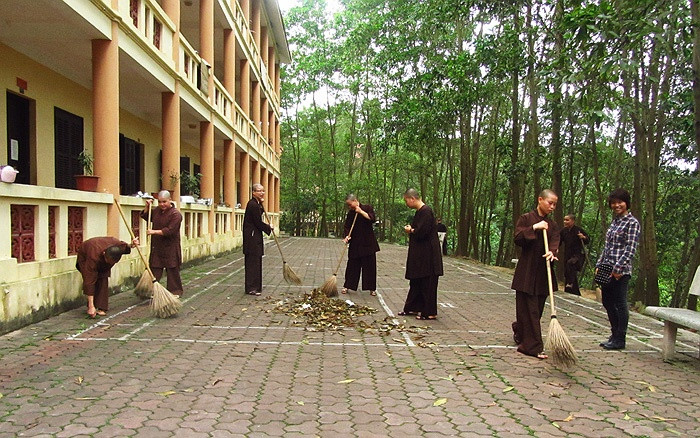 Để duy trì những hoạt động trong học viện, nhà trường đã chia thành nhiều ban khác nhau, mỗi ban phụ trách, đảm nhiệm công viêc khác nhau như ban Minh chung (đánh chuông), ban Phòng trà (phục phụ trà), ban Khí trung (cúng lễ)