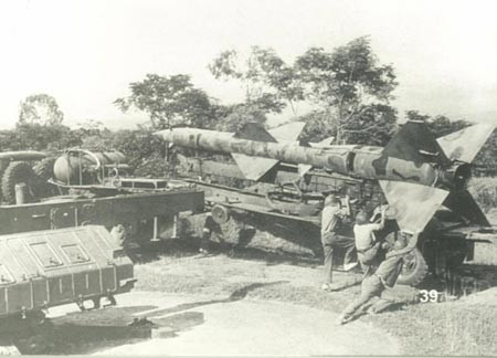 Bộ đội tên lửa đưa đạn vào bệ phóng. Bộ đội tên lửa đưa đạn vào bệ phóng