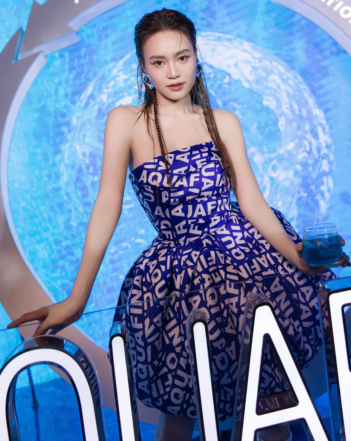 Diễn viên Ninh Dương Lan Ngọc, Diễm My 6X với phong cách đối lập trên thảm đỏ. Diễm My được khen trẻ trung hơn tuổi với mái tóc ngắn năng động.