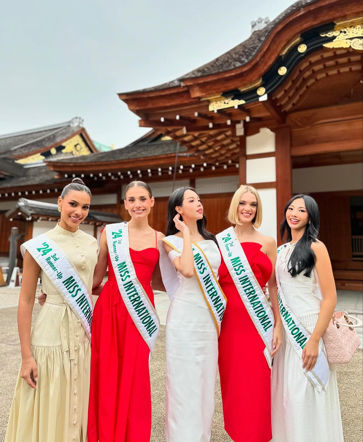 Sau khi đăng quang, top 5 Hoa hậu Quốc tế 2024 bận rộn với lịch trình hoạt động ở Nhật Bản. Hôm 16/11, họ đến thăm thành phố Nagoya. Các người đẹp mặc trang phục với hai tông màu trắng - đỏ có kiểu dáng thanh lịch.