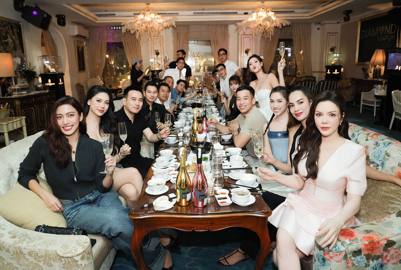 Buổi tiệc độc thân của Khánh Vân có sự góp mặt của những người đẹp nổi tiếng trong showbiz như Hoa hậu Lê Hoàng Phương, Bùi Quỳnh Hoa, MC Thanh Thanh Huyền, người mẫu Minh Tú...