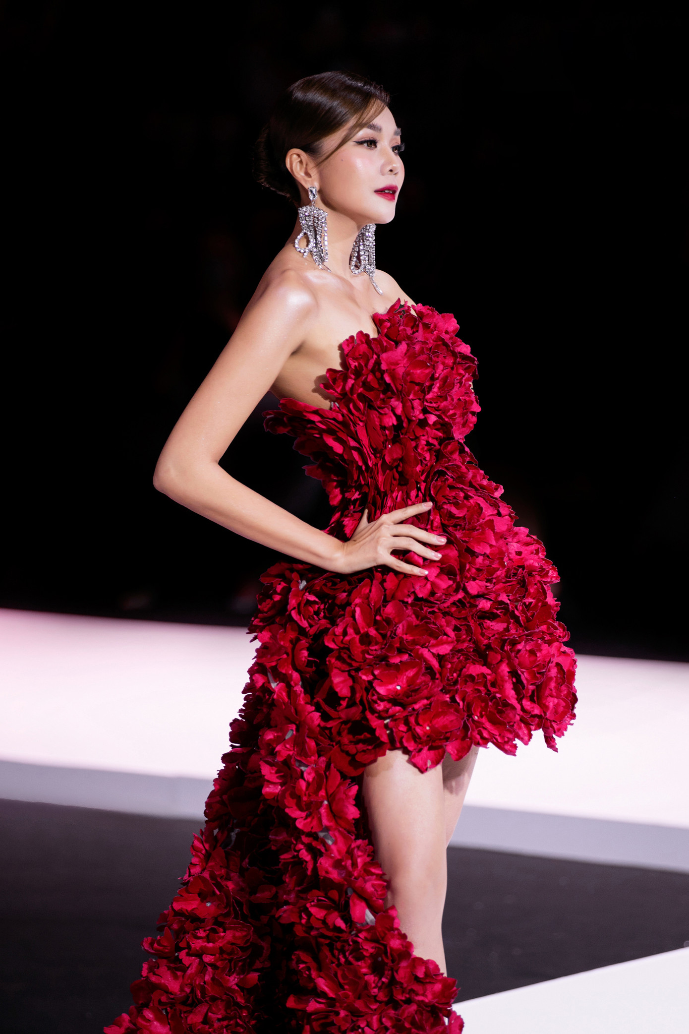 Dù mặc chiếc váy khá nặng, Thanh Hằng vẫn có màn trình diễn ấn tượng. Cô thu hút với kỹ năng catwalk chuyên nghiệp, thần thái điềm tĩnh.