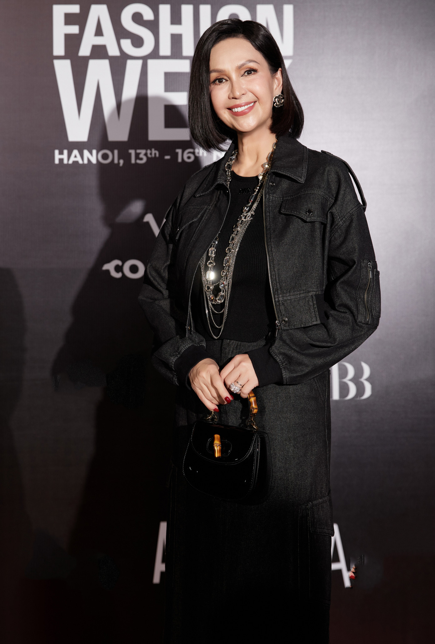 Diễn viên Ninh Dương Lan Ngọc, Diễm My 6X với phong cách đối lập trên thảm đỏ. Diễm My được khen trẻ trung hơn tuổi với mái tóc ngắn năng động.