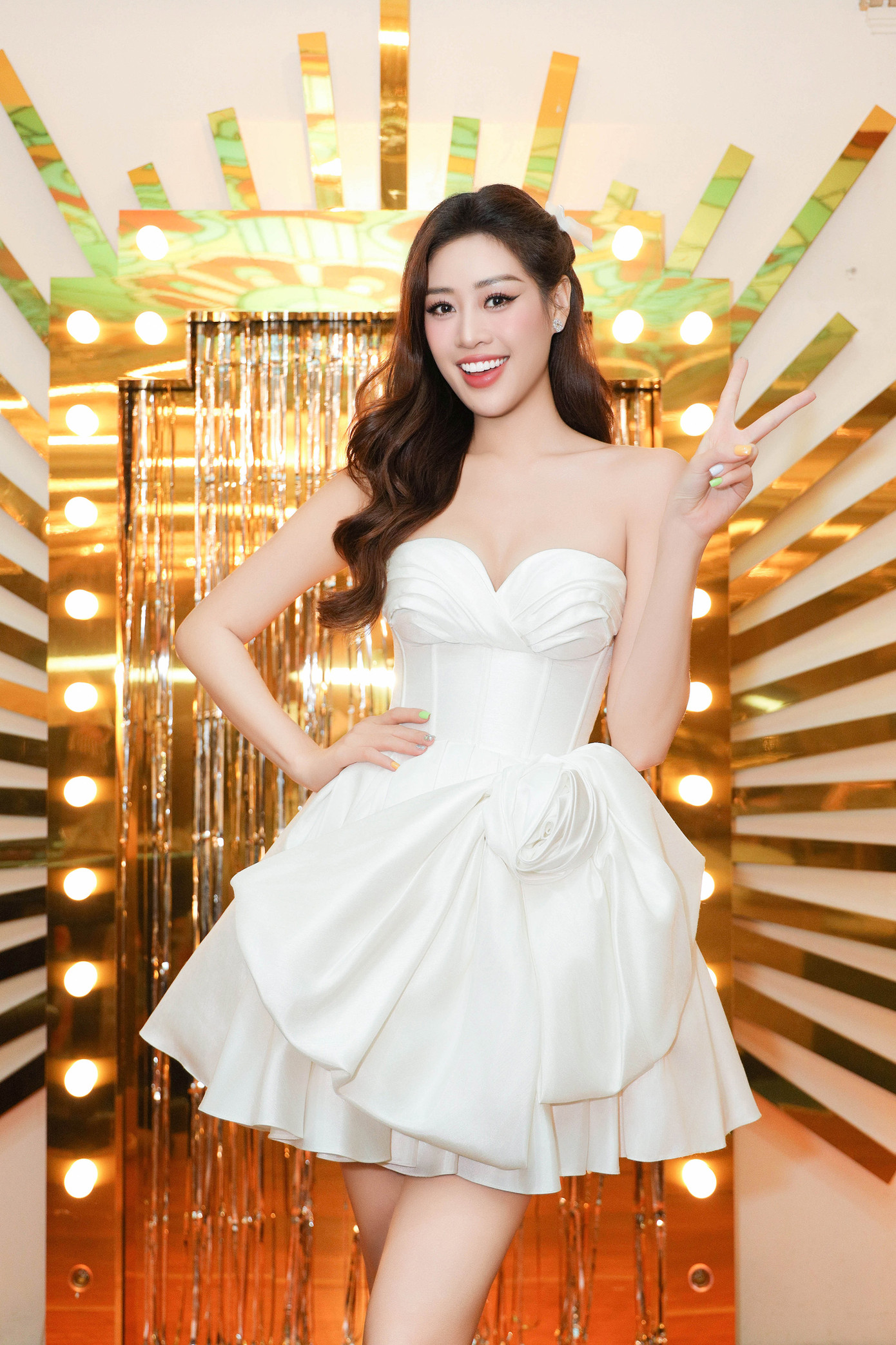 Hoa hậu Hoàn vũ Việt Nam 2019 diện bộ váy cúp ngực màu trắng có kiểu dáng tạo phom 3D yêu kiều. Cô trang điểm nhẹ nhàng trong buổi tiệc.