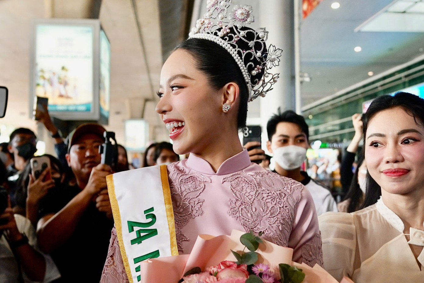 Trước đó, Thanh Thủy được fan biết đến với tính cách thân thiện, dễ thương. Người đẹp cũng có nhiều khoảnh khắc gần gũi, hài hước được các fan ghi lại. Khoảnh khắc Thanh Thủy khóc khi gặp lại khán giả gây chú ý.