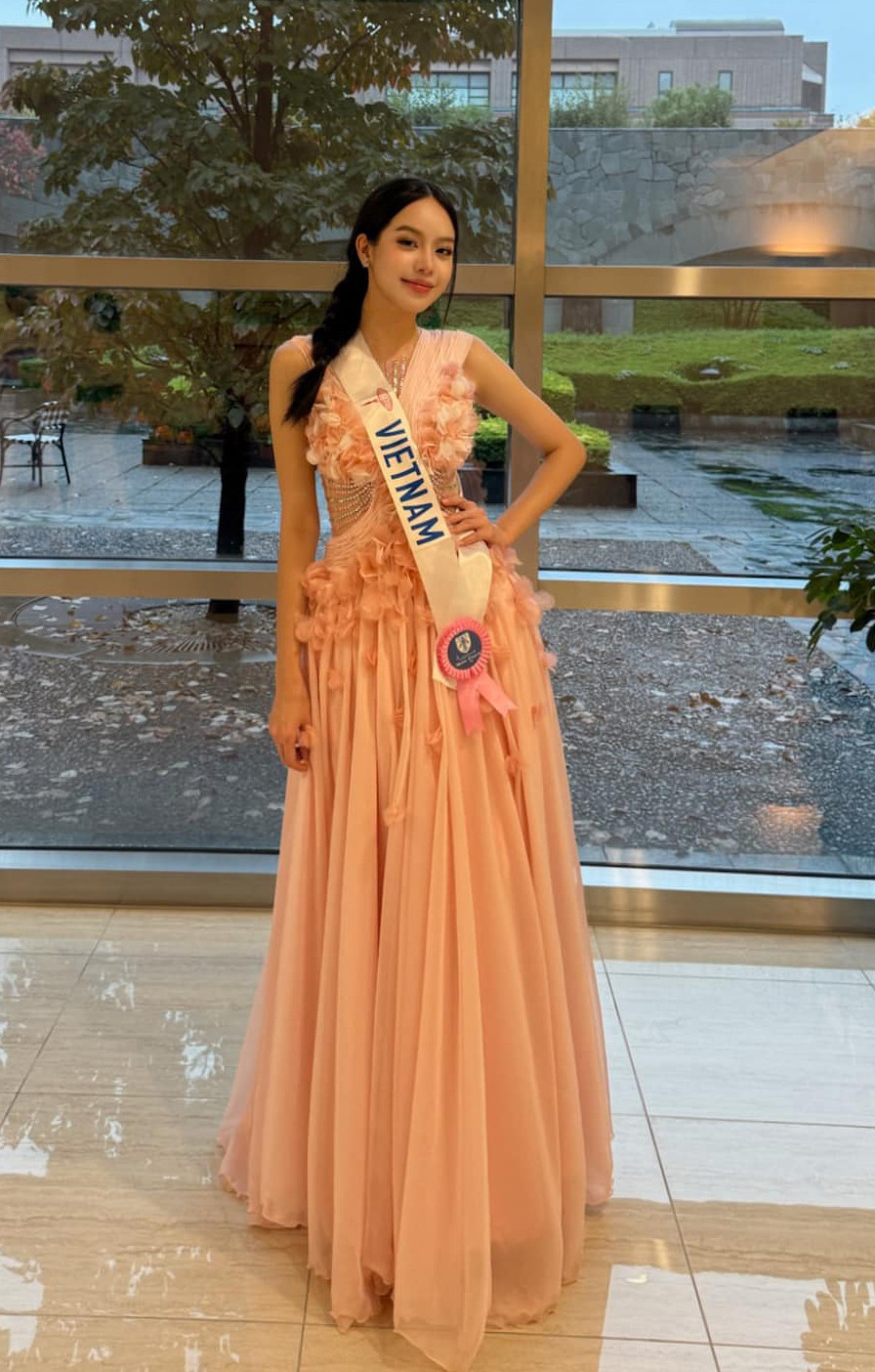 Hôm 2/11, Thanh Thủy tham gia show diễn tài năng với tiết mục múa lụa. Điểm nhấn của tiết mục nằm ở hiệu ứng biến hóa diện mạo. Thanh Thủy vừa nhảy, vừa thay váy áo chớp nhoáng trên sân khấu. Màn trình diễn của cô nhận nhiều tiếng vỗ tay của các thí sinh. Thanh Thủy cho biết cô dành nhiều ngày tập luyện cùng biên đạo Khoa Nguyễn tại Việt Nam. Cô gặp khó khăn trong việc xử lý lụa, chân bầm tím.