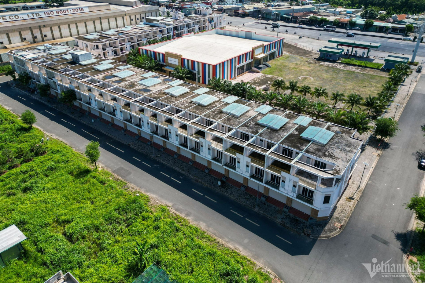 Theo ghi nhận của PV VietNamNet, dự án có vị trí đắc địa, nằm ngay mặt tiền quốc lộ 51 và có khu dân cư sầm uất. Xung quanh dự án có nhiều cụm công nghiệp, khu công nghiệp đang hoạt động. Tại dự án đã có nhiều công trình được xây dựng, gồm cả nhà ở và các công trình thương mại. Ở đây còn có một hồ bơi lớn, chủ yếu phục vụ dân cư trong khu vực này.