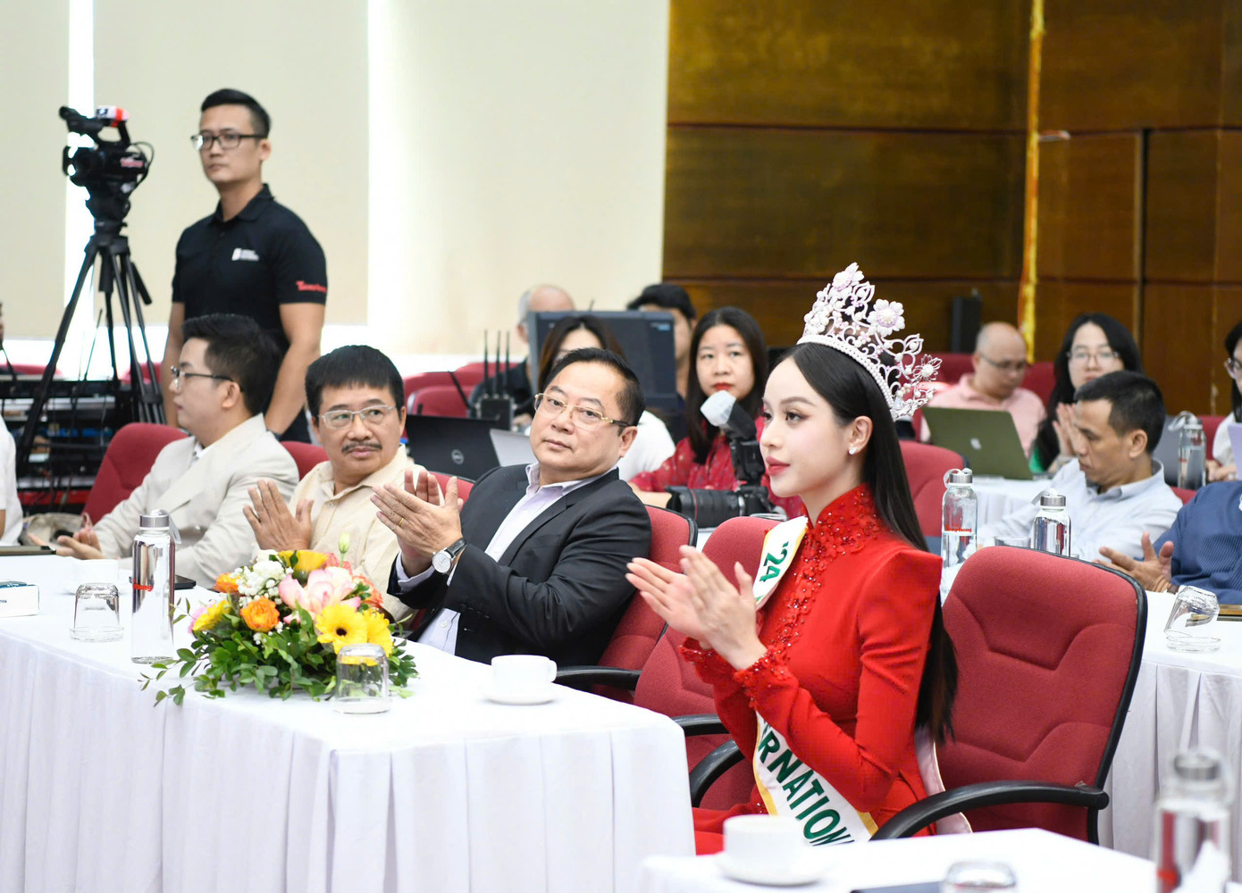 Thanh Thủy cho biết vui và bồi hồi khi lắng nghe bài phát biểu của Tổng biên tập báo Tiền Phong Phùng Công Sưởng.