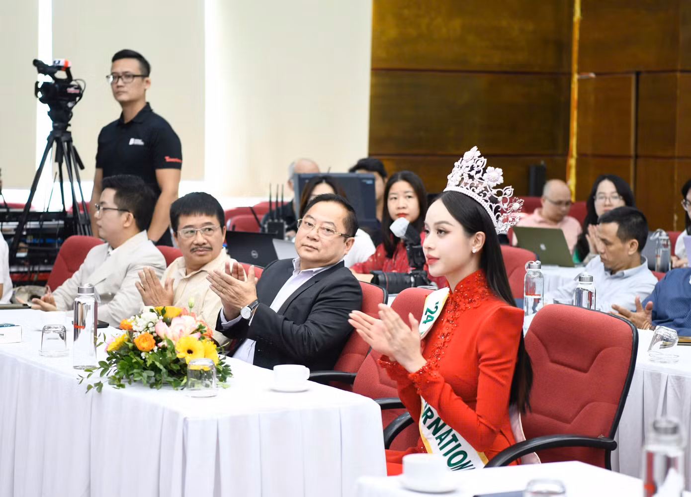 Thanh Thủy cho biết vui và bồi hồi khi lắng nghe bài phát biểu của Tổng biên tập báo Tiền Phong Phùng Công Sưởng.