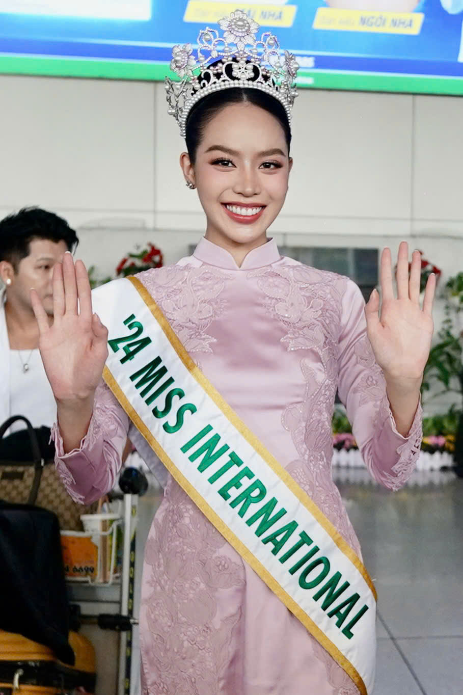 Thanh Thủy rạng rỡ vẫy chào người hâm mộ. Chiến thắng của cô là niềm tự hào với fan sắc đẹp Việt.