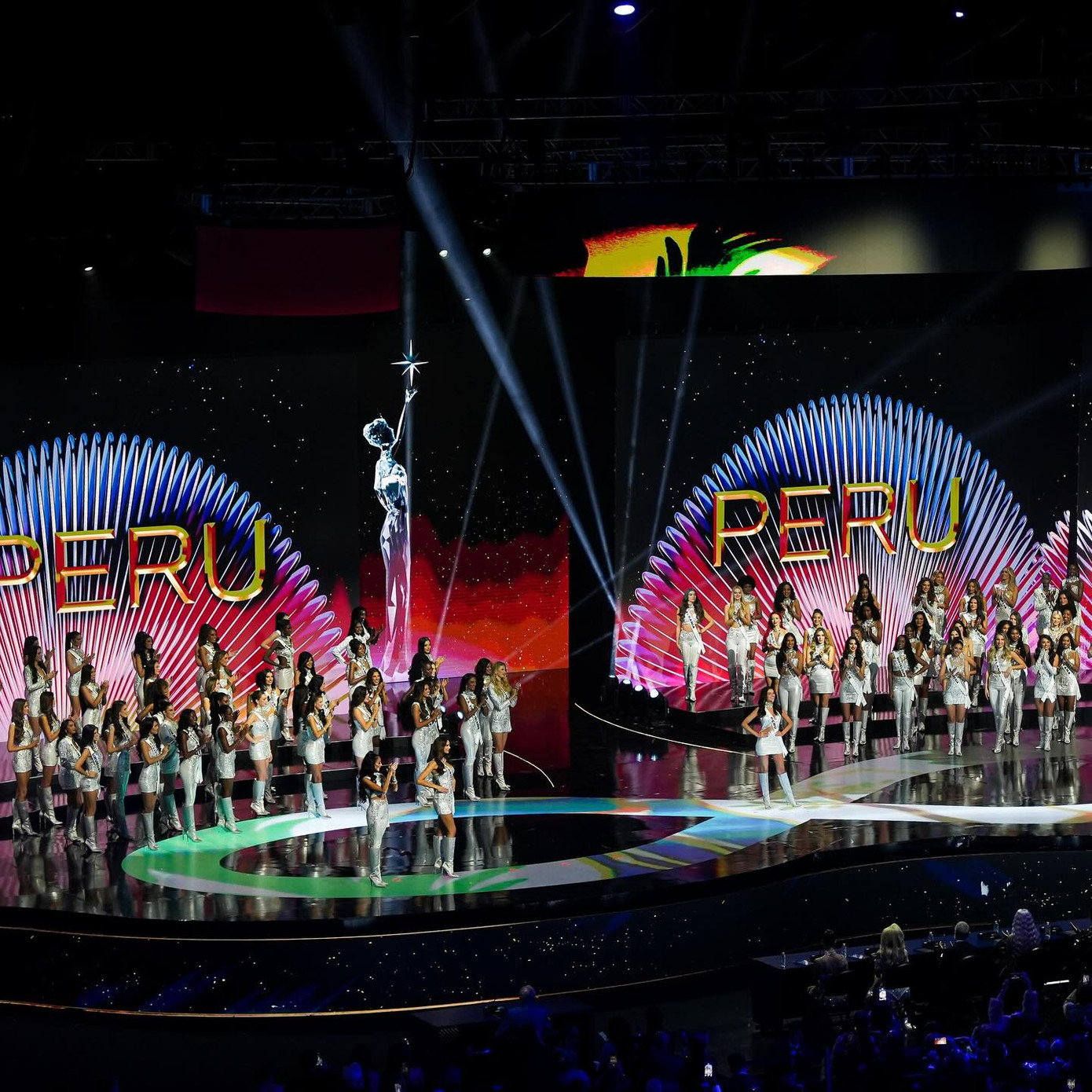 Sân khấu chung kết Hoa hậu Hoàn vũ 2024 bị nhận xét nhỏ, thiếu sáng. Sân khấu chung kết Hoa hậu Hoàn vũ 2024 bị nhận xét nhỏ, thiếu sáng.