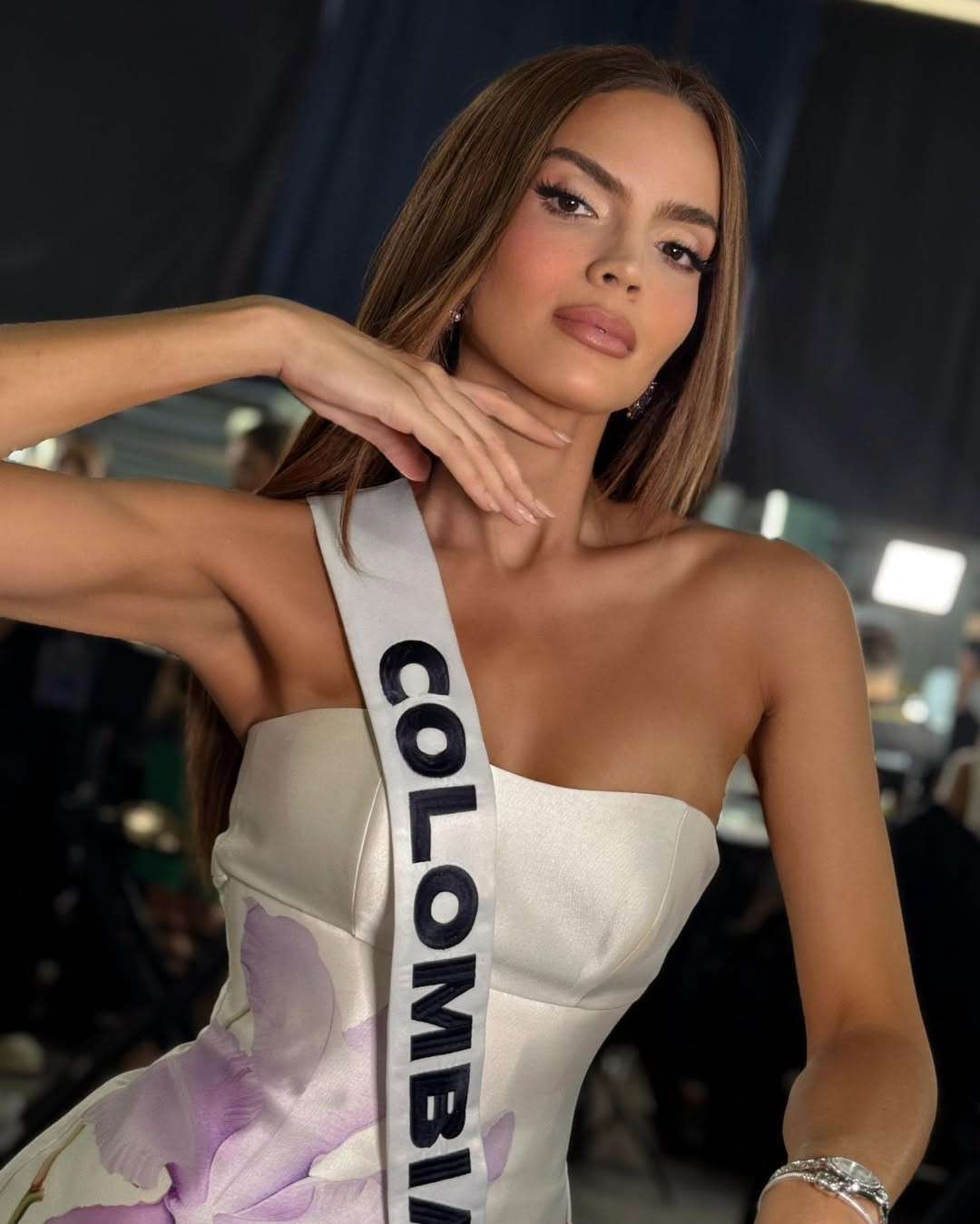 Đại diện Colombia - Daniela Toloza - là thí sinh gây chú ý của châu Mỹ. Daniela Toloza năm nay 30 tuổi. Cô là chuyên gia thiết kế trang phục, quản lý cấp cao và quan hệ công chúng. Daniela Toloza là người đẹp hiếm hoi đăng quang Hoa hậu Hoàn vũ Colombia ở tuổi 30. Trong quá trình tham gia cuộc thi, người đẹp Colombia xuất hiện với hình ảnh fashionista sang chảnh cùng nhiều phụ kiện hàng hiệu.