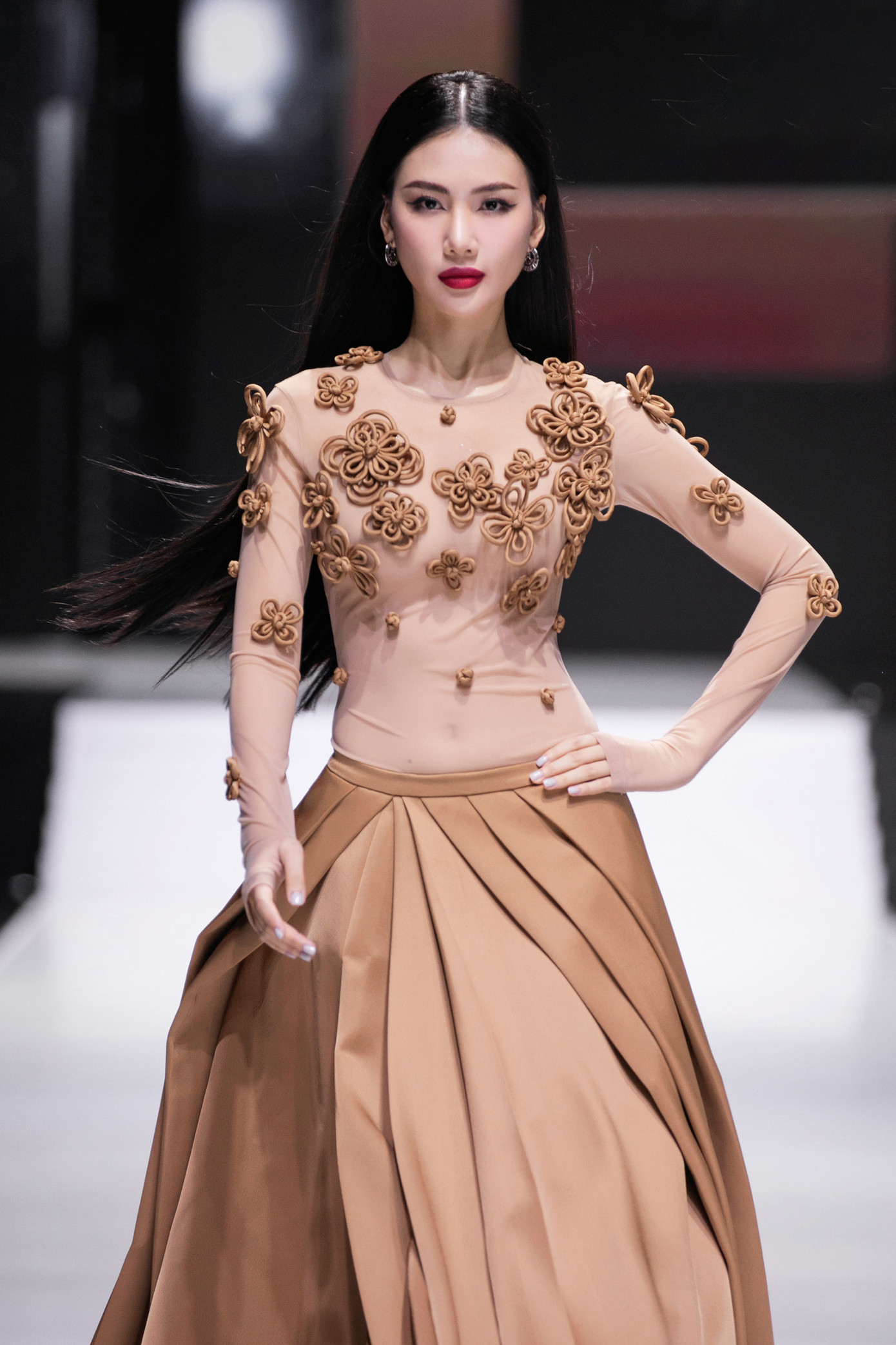 Miss Universe Vietnam 2023 Bùi Quỳnh Hoa mặc thiết kế có phần trên xuyên thấu, đính hoa thủ công.