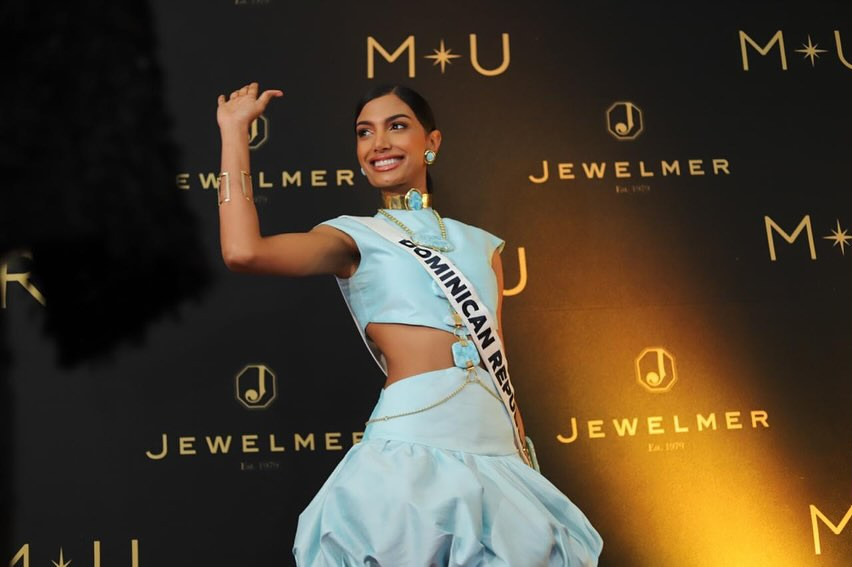 Các thí sinh tham dự họp báo.