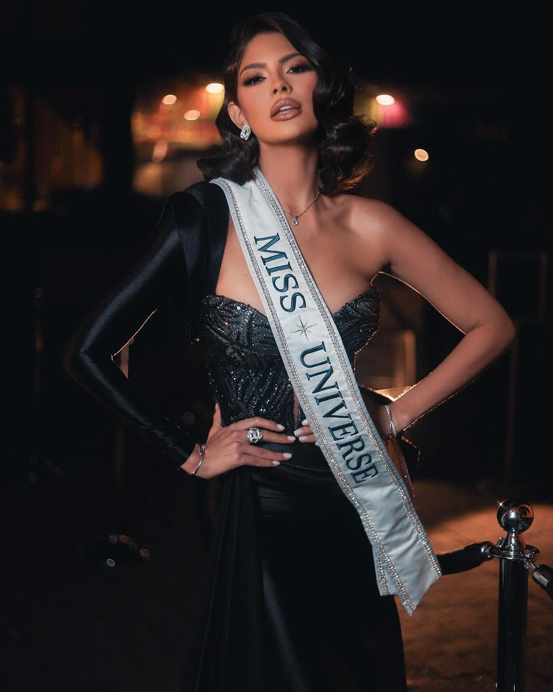 Trên trang cá nhân, người đẹp Nicaragua chia sẻ thông điệp truyền cảm hứng trước khi kết thúc nhiệm kỳ: "Hãy khiêm tốn và học cách biết ơn những điều nhỏ nhặt, bởi đó là nơi đặt nền móng cho những giá trị, là bản chất của con người".