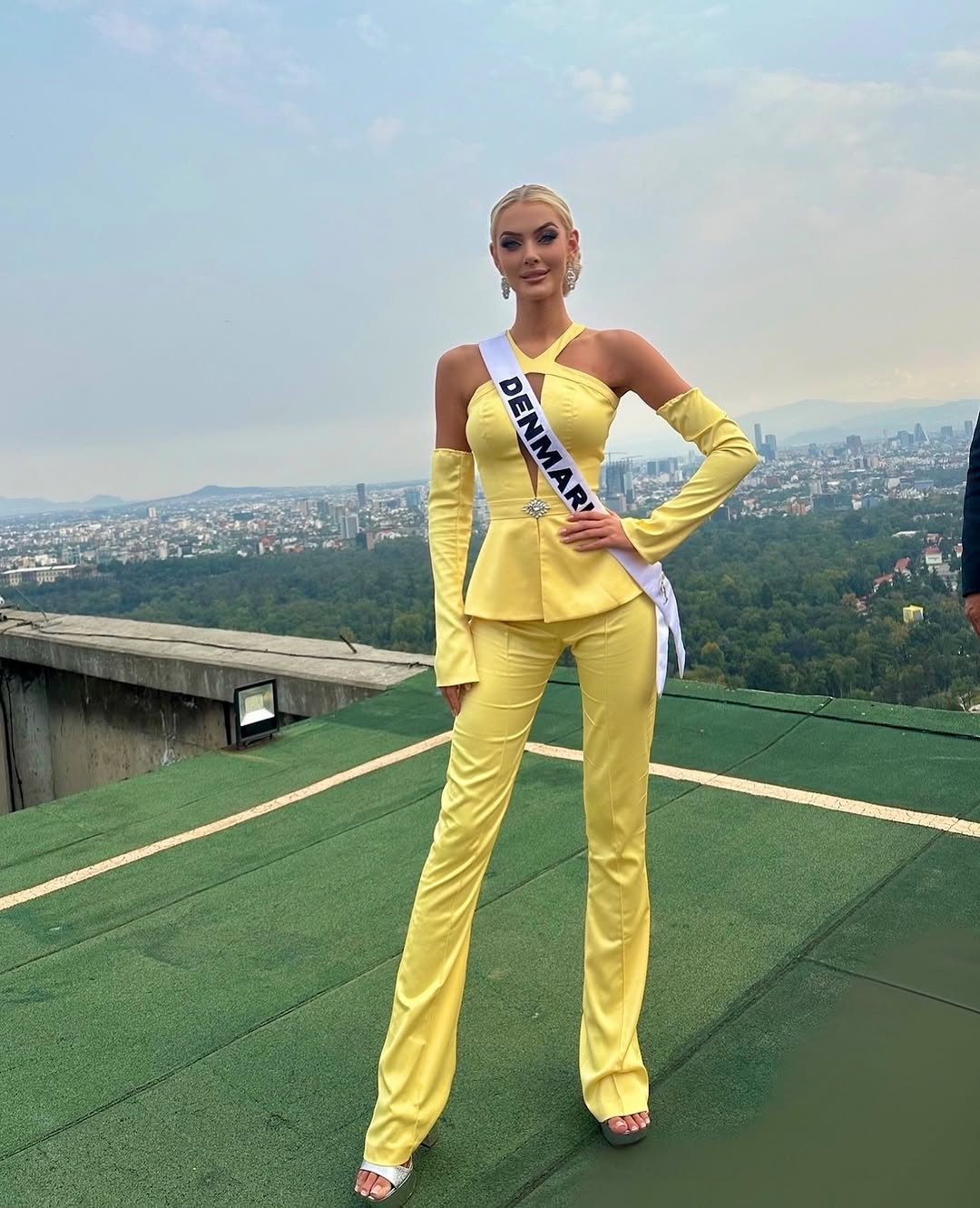 Cô luôn xuất hiện chỉn chu, chuyên nghiệp trong các hoạt động. Mỗi ngày, người đẹp lại xuất hiện với trang phục, làm tóc mới mẻ, cuốn hút.