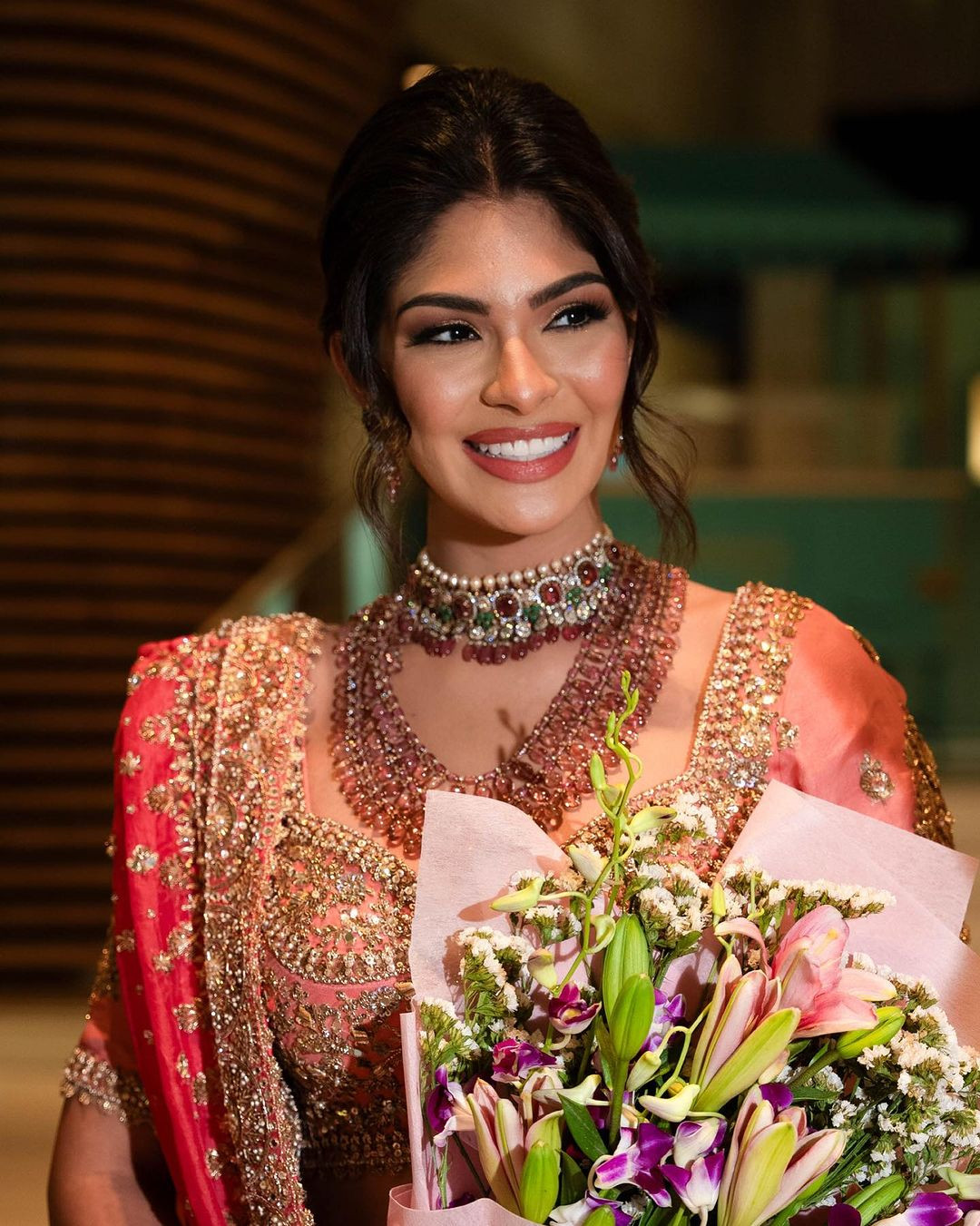 Sheynnis mặc trang phục truyền thống Ấn Độ khi đi công tác ở châu Á.