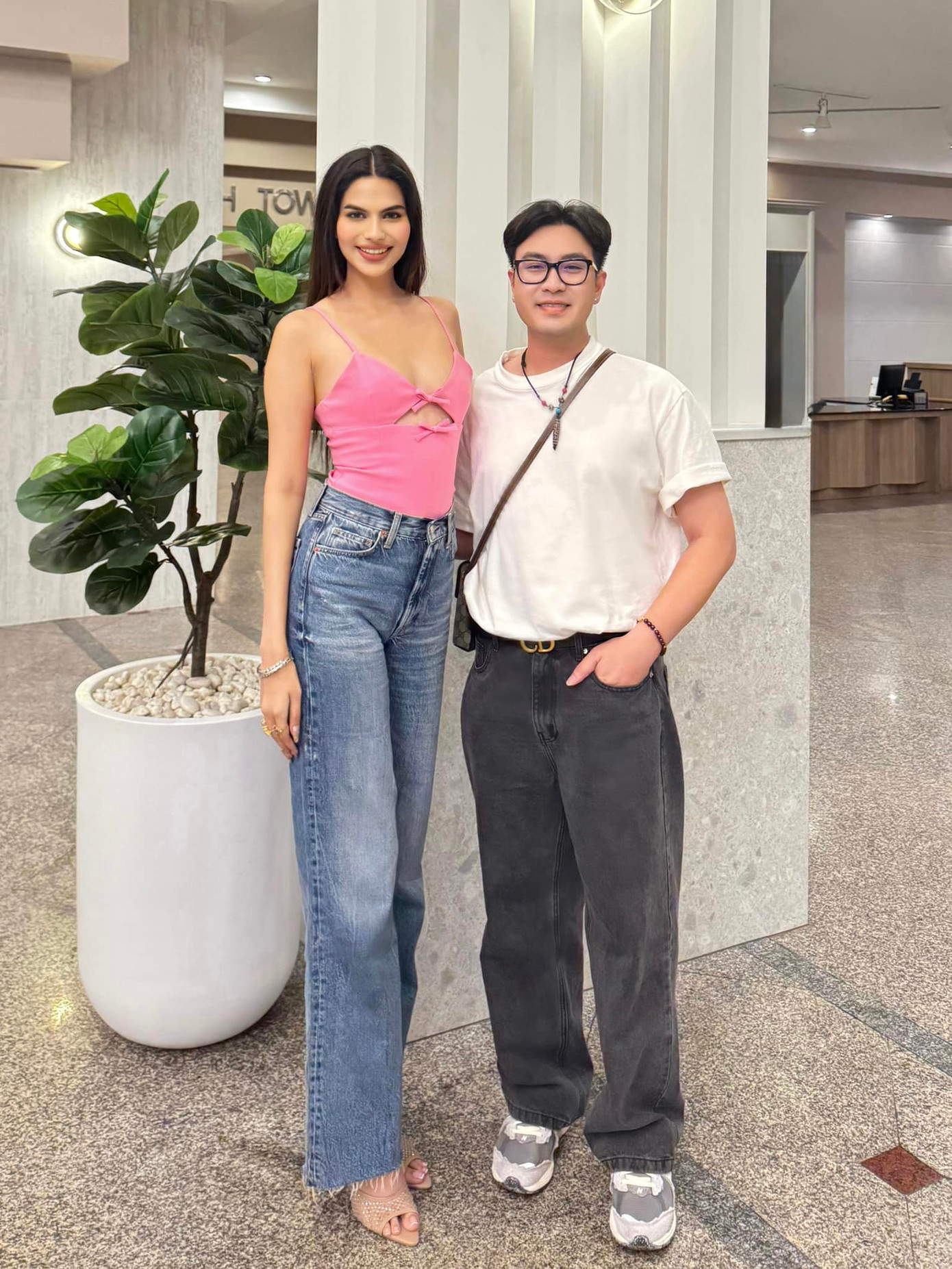 Nhà thiết kế Việt ngày càng có mối quan hệ thân thiết với các hoa hậu quốc tế.